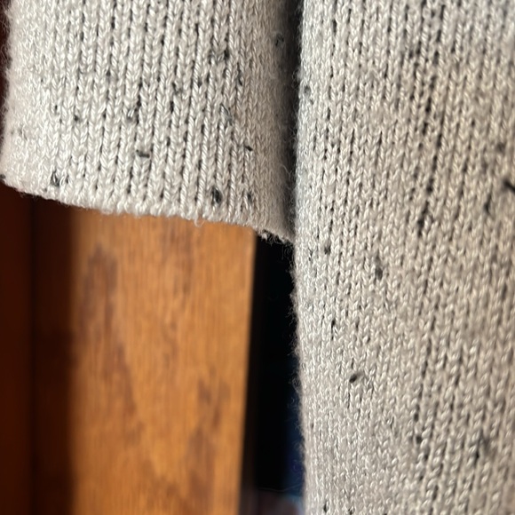 This is a really pretty cardigan. Totally gives me High designer vibes - Picture 4 of 4